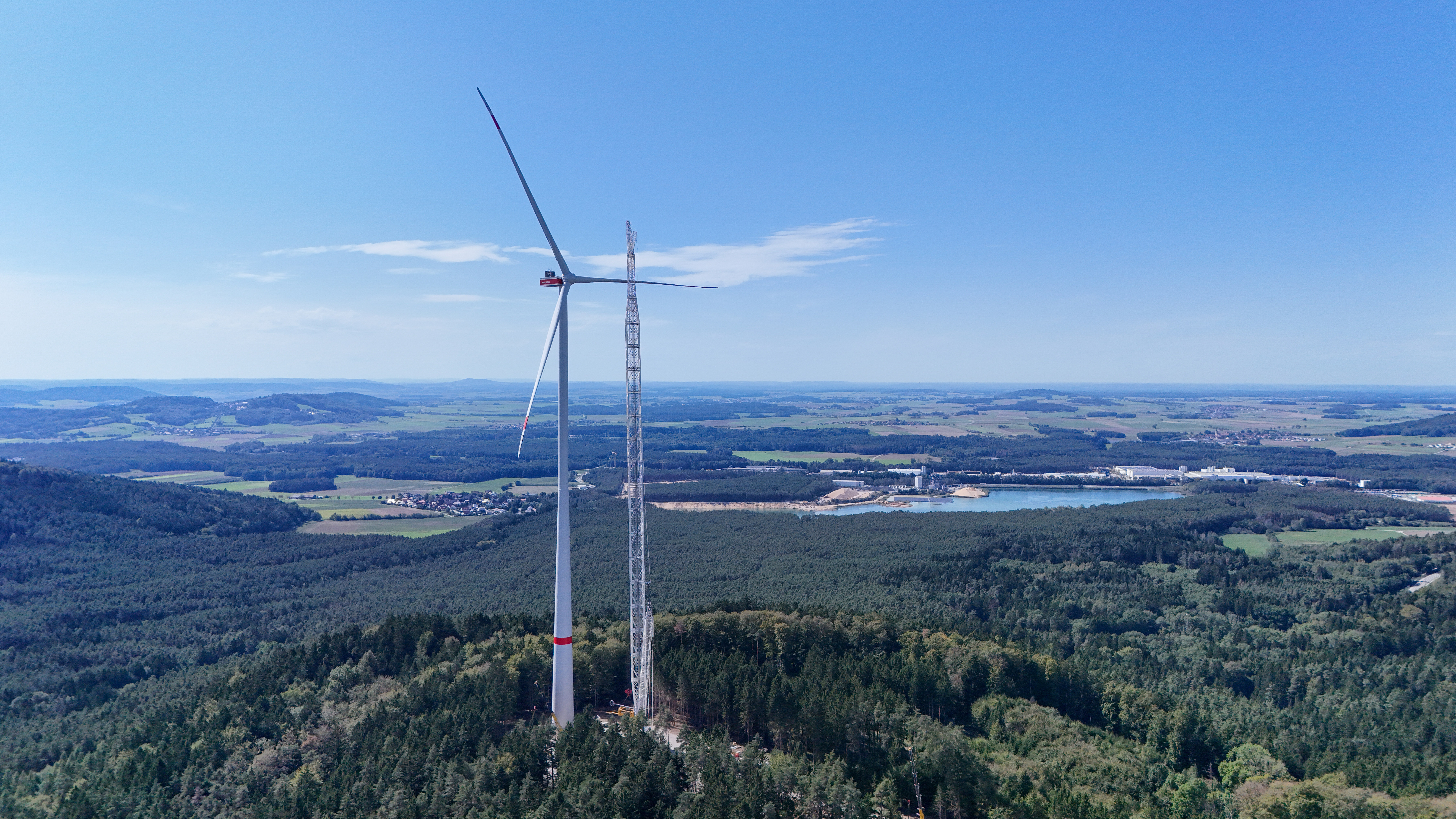Weltrekord-Nabenhöhe: Max Bögl und Vestas stellen Windprojekt mit höchstem Serien-Turm für Windenergieanlagen fertig