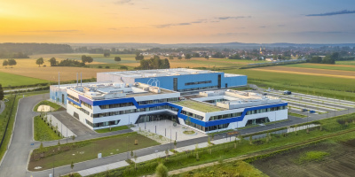 Wegen Platzmangels verlagerte die Wack Group, Spezialist für Dienstleistungen und Produkte rund um hochpräzise Reinigungsprozesse, seinen Hauptsitz von Ingolstadt in die südliche Nachbargemeinde Baar-Ebenhausen. Die neue Firmenzentrale besteht aus einem Verwaltungs- und einem Produktionsgebäude und entstand im Gewerbegebiet Ebenhausen Nord-West auf einem Gelände, das mit 60.000 m² rund dreimal so groß ist wie das bisherige Areal.