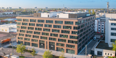 Auf dem Entwicklungsgrundstück an der Frankfurter Allee, im südwestlichen Bereich des Stadtbezirks Berlin-Lichtenberg, realisierte die Firmengruppe Max Bögl schlüsselfertig ein Bürogebäude mit modernster Ausstattung und flexiblen Nutzungsmöglichkeiten. Das Projekt mit seiner attraktiven Klinkerfassade zur Straßenseite entstand als geschlossene Quartiersbebauung um einen quadratischen Innenhof.