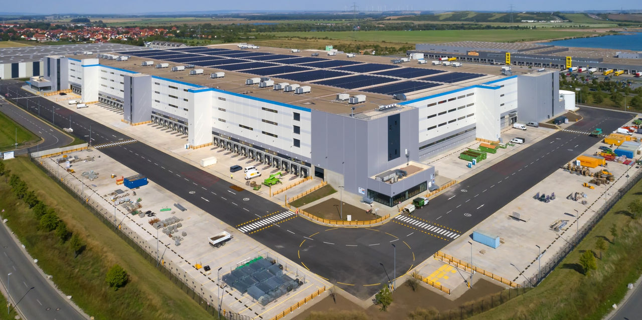 Die Firmengruppe Max Bögl wurde von der ATMIRA Group mit der schlüsselfertigen Erstellung eines Logistik- und Vertriebszentrums in Erfurt-Stotternheim beauftragt. Die viergeschossige Logistikhalle mit angeschlossenem eingeschossigem Bürogebäude, diversen Hallenanbauten, einem Parkhaus sowie den dazugehörigen Außenanlagen wurde in einer Bauzeit von nur 17 Monaten errichtet. Danach schloss sich der mieterspezifische Ausbau an.