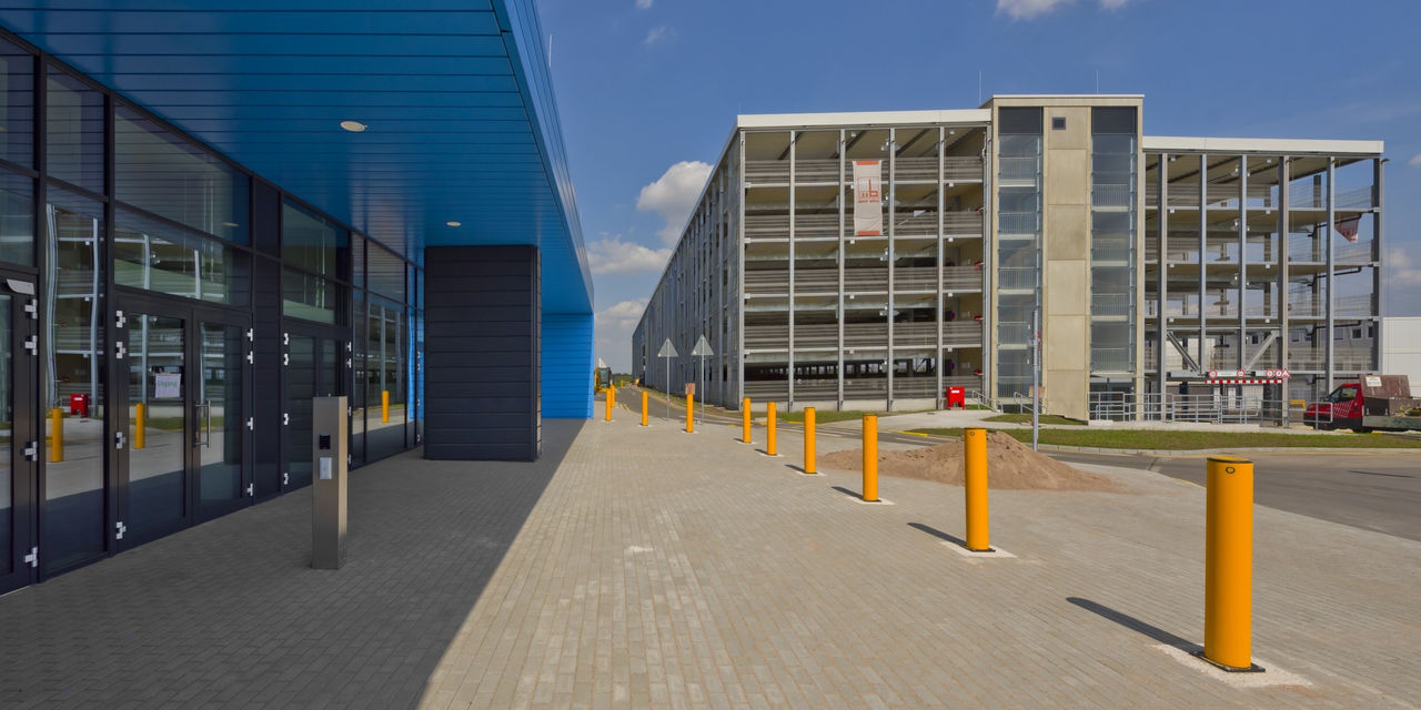 Parken 10.09.2025 Parallel zum Neubau eines Logistik- und Vertriebszentrums in Erfurt-Stotternheim realisierte Max Bögl im Auftrag der ATMIRA Projekt 42 GmbH das zugehörige Parkhaus in schlüsselfertiger Ausführung. Der fünfgeschossige Neubau mit insgesamt zehn Splitlevel-Ebenen bietet 889 Pkw-, 44 Motorrad- und 95 Fahrradstellplätze. Ausgestattet mit 82 E-Ladestationen für Pkw, großzügigen Stellflächen und einer durchdachten Verkehrsführung erfüllt das Gebäude höchste Ansprüche an Funktionalität, Komfort und Nachhaltigkeit. Die Umsetzung erfolgte in Stahlverbundbauweise durch die Unternehmensbereiche Hochbau, Stahlbau, Fertigteilwerke sowie Transport und Geräte