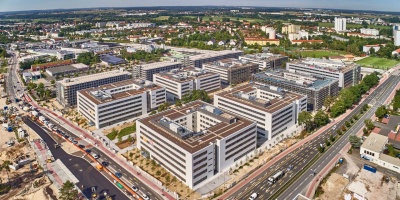 Bis 2030 entsteht im Süden Erlangens mit dem Siemens Campus ein einmaliger Ort der Innovation, Nachhaltigkeit und Digitalisierung. Der neue lebendige Stadtteil mit zeitgemäßen Büro- und Wohngebäuden, modernen Forschungslaboren, leistungsfähiger Infrastruktur sowie großzügigen Grünflächen und Freibereichen soll weltweit Maßstäbe setzen – und mit seinem attraktiven Arbeitsumfeld zur Zukunftsfähigkeit von Siemens beitragen.