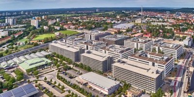 Der Siemens Campus in Erlangen ist das bis dato größte Bauprojekt des Technologiekonzerns. Das erste Modul umfasst u.a. acht neue Bürogebäude, eine Kantine und drei Parkhäuser im Max Bögl System. Insgesamt sollen so bis zu 7.000 Mitarbeiter, 2.600 PKWs und über 1.000 Fahrräder Platz finden.