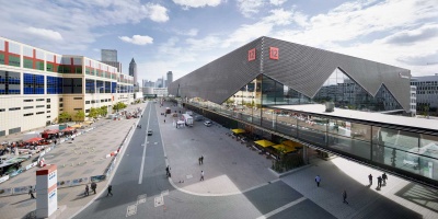 In Arbeitsgemeinschaft mit der Ed. Züblin AG und der ENGIE Deutschland GmbH verantwortete die Firmengruppe Max Bögl in technischer Federführung die schlüsselfertige Erstellung der neuen Messehalle. Schon allein durch ihre Größe setzt die Halle 12 inspirierende Akzente: Sie ist rund 248 Meter lang und 118 Meter breit, bei einer Höhe von 30 Metern.