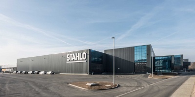 Direkt an der A 4 im thüringischen Gera realisierte die Firmengruppe Max Bögl eine rund 25.000 m² große, systematisierte Produktionshalle für das Familienunternehmen Stahlo – ein Unternehmen aus der stahlverarbeitenden Industrie. Auf einer Grundstücksfläche von ca. 44.000 m² sind insgesamt sechs zusammenhängende Hallenteile unterschiedlicher Höhe und ein zweigeschossiger Büroanbau entstanden. 