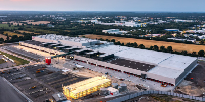 Auf der 250.000 m² großen Grundstücksfläche erfolgte im März 2020 der Baustart. Heute findet man auf rund 90.000 m² Grundfläche das künftige Regionsherz der REWE Nord.
