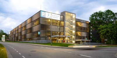 Mit 2.300 Mitarbeiterinnen und Mitarbeitern ist das Klinikum Itzehoe der größte Arbeitgeber im Kreis Steinburg zwischen Hamburg und Kiel. Für das Klinikum mit seinen über 600 vollstationären Betten realisierte die Firmengruppe Max Bögl von Januar 2018 bis April 2019 ein Systemparkhaus in Stahlverbundbauweise mit 689 Parkplätzen auf einer Fläche von zwei Fußballfeldern.