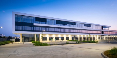 Das Logistikzentrum für die Immogate AG in Kelsterbach (bei Frankfurt am Main) wurde in einer Hauptbauzeit von zehn Monaten errichtet und liegt in unmittelbarer Nähe zum Frankfurter Kreuz, dem größten Verkehrsknoten in Europa. Entsprechend verfügt das Mönchhof-Gelände der Gemeinde Kelsterbach über eine leistungsstarke Infrastruktur und ist schnell und unkompliziert zu erreichen – u.a. auch über den nahezu direkt am Grundstück angrenzenden Frankfurter Flughafen.