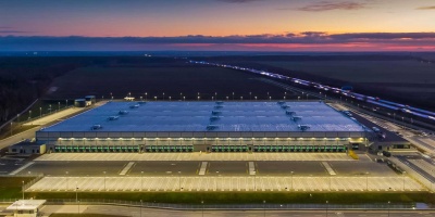 In Kiekebusch bei Berlin – unmittelbar an der A 113 sowie A 10 und nur etwa sechs Kilometer vom Flughafengelände Berlin Brandenburg entfernt – hat die Firmengruppe Max Bögl ein Sortation Center mit angebautem Büro, einer Trucker Lounge sowie einer Verkehrsanlage für die Logistik errichtet.