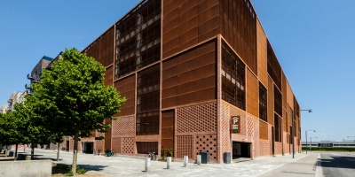 Inmitten Kopenhagens neuestem Stadtviertel Ørestad realisierte die Firmengruppe Max Bögl im Umfeld zahlreicher Referenzbauten von Stararchitekten wie Jean Nouvel und Bjarke Ingels eines der auffälligsten Parkhäuser der Firmengeschichte. Der Großteil der benötigten Betonfertigteile wurde klimaschonend per Zug aus dem Max Bögl Fertigteilwerk Liebenau nach Kopenhagen transportiert.