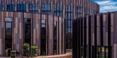 „Be yourself, everyone else is already taken“: Inspirierende Sprüche als LED-Schriftzug passend zur ohnehin stylischen Einrichtung – das BaseCamp Lyngby ist ein Studentenwohnheim der Extraklasse. Das über fünf Fußballfelder große Gebäude bietet seinen Bewohnern, die sich in etwa zu zwei Drittel in Studenten und zu einem Drittel in Forscher, Doktoranden und sonstige Gäste aufteilen, neben schicken Räumen und Lounges auch bspw. ein Fitnessstudio oder einen Kino-/Gaming-Raum.