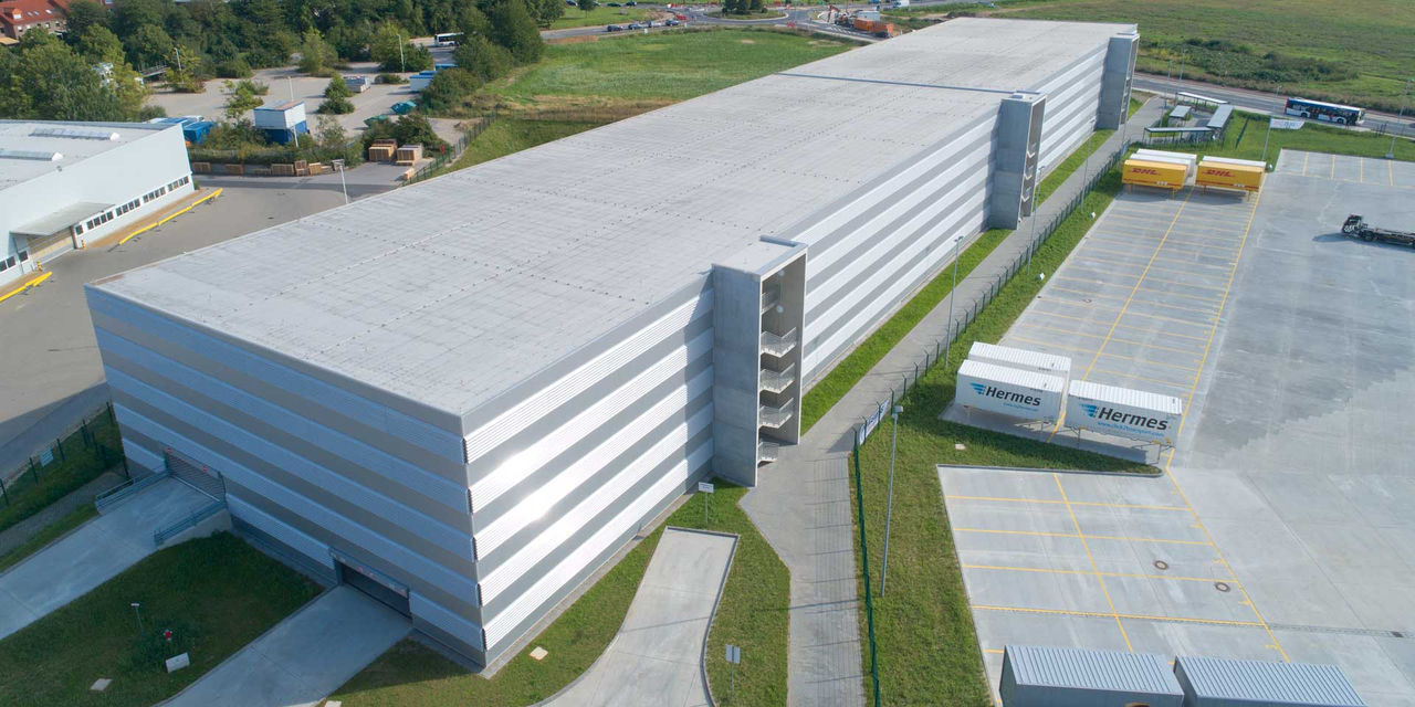 Parkhaus an einem Logistikzentrum