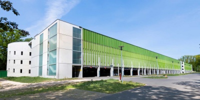 Das Klinikum Nürnberg mit 2.206 Betten an zwei Standorten (Klinikum Nord und Klinikum Süd) versorgt mit seinen 7.000 Beschäftigten knapp 100.000 stationäre und 170.000 ambulante Patienten im Jahr. Für den südlichen Standort wurde in einer zehnmonatigen Bauzeit von Februar bis Dezember 2014 ein Systemparkhaus mit etwa 800 Stellplätzen erbaut. Dabei wird das viergeschossige Gebäude durch eine 10 m breite Gebäudefuge in zwei Teile geteilt, die über Brücken miteinander verbunden sind.