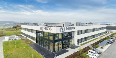 Für MAGURA Bosch Parts & Services (MBPS), Anbieter von Hightech-Komponenten für den europäischen Zweiradfachhandel, realisierte die Firmengruppe Max Bögl im Nürtinger Gewerbegebiet „Großer Forst“ eine neue Unternehmenszentrale für bis zu 400 Mitarbeitende. Der ca. 9.000 m² große Gebäudekomplex vereint Verwaltung, Service und Logistik unter einem Dach und setzt dabei auf zukunftsweisende Energietechnik mit Geothermie und hybrider Lüftung.