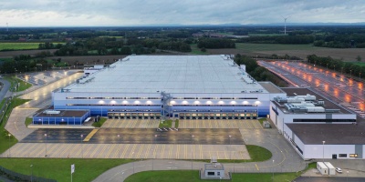 Das Logistikzentrum im nordrhein-westfälischen Oelde wurde für den international tätigen Immobilienentwickler Gazeley gebaut. Das Gebäude verbindet durch seine Lage direkt an der BAB 2 das Ruhrgebiet mit Hannover und dem Norden Deutschlands.