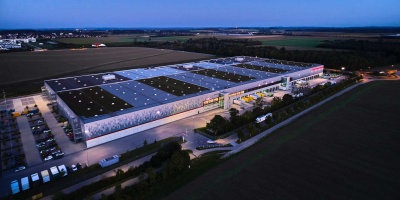 Ein ästhetisch ansprechendes Zentrallager wurde für den seit 1923 tätigen Modehändler Schustermann & Borenstein direkt an der A 99 und A 94, nahe der Metropolregion München, realisiert.