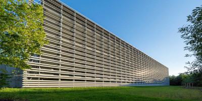 Das Systemparkhaus am Klinikum in Straubing, realisiert in der Max Bögl Stahlverbundbauweise, ging im März 2023 in Betrieb. Insgesamt wurden in nur 16 Wochen 720t Stahl und 1.225 Fertigteile verbaut.