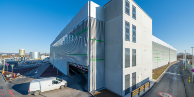 Für die Goodman Group, ein australisches Immobilienunternehmen, konnte die Firmengruppe Max Bögl in Niederbayern das 50. Parkhaus realisieren. In der Stadt Straubing finden - verteilt auf vier Ebenen mit einer Durchfahrtshöhe von 3,20 m - 450 Kleintransporter mit jeweils 3,5 to Gewicht Platz.