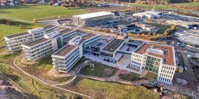 In Ursensollen, nur wenige Kilometer vom derzeitigen Firmensitz in Amberg entfernt, entsteht die neue Grammer Konzernzentrale inkl. Technologiezentrum. Mit dem zukünftigen Standort setzt Grammer ein klares Bekenntnis zu den Unternehmenswurzeln in der Region Amberg, aber auch zum Innovationsstandort Deutschland.