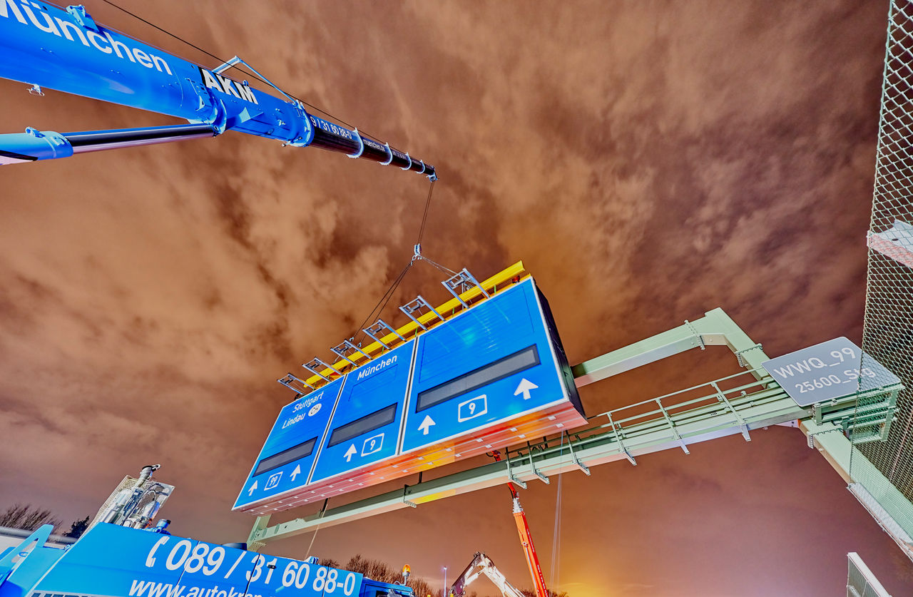 Verkehrszeichenbrücke