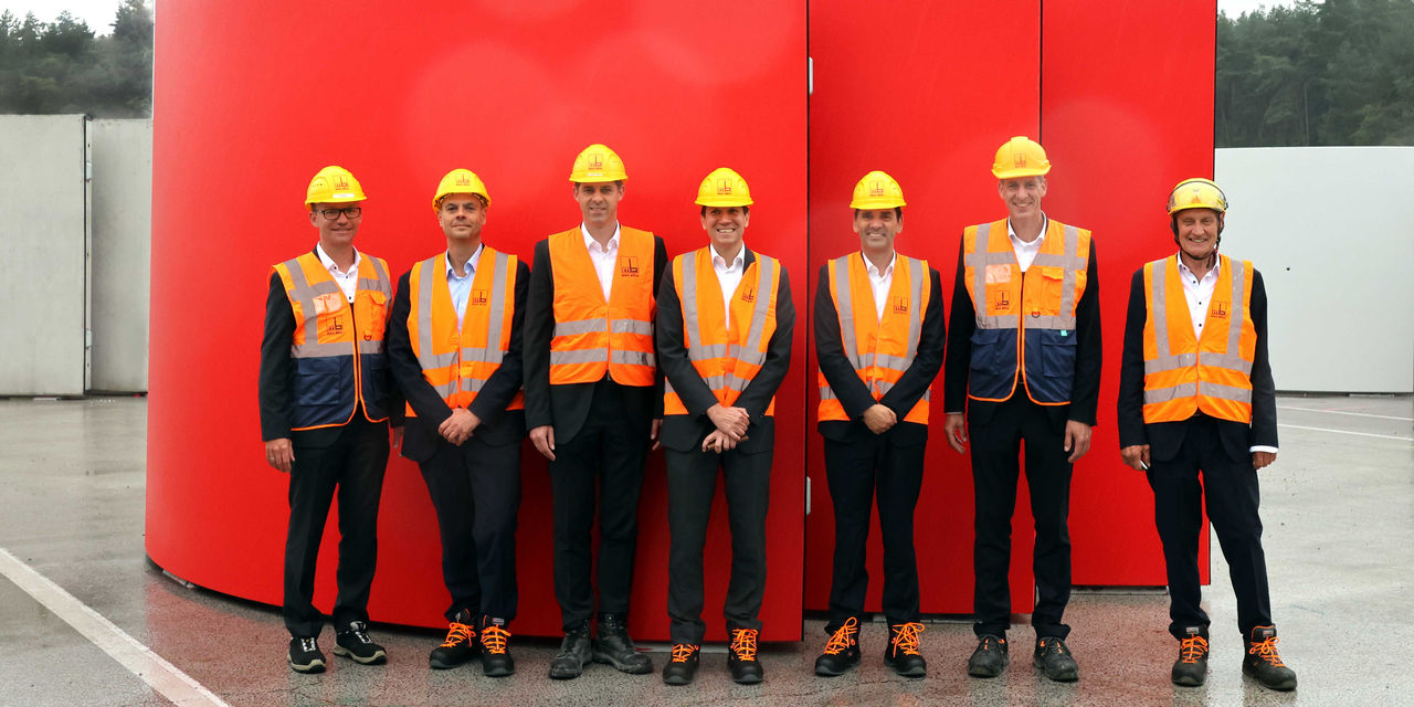 Erfolgreiche Vertragsunterzeichnung zwischen der Nordex Group und Max Bögl – gemeinsam stark für die Energiewende in Deutschland (v.l. Stefan Braun, kfm. Leiter Max Bögl Wind AG, Dr. Ilya Hartmann, CFO Nordex SE, Michael Bögl, Vorstand Max Bögl Gruppe, Wim Geldhof, Chief Procurement Officer Nordex SE, José Luis Blanco Diéguez, CEO Nordex SE, Stefan Bögl, Vorstandsvorsitzender Max Bögl Gruppe, Josef Knitl, Vorstand Max Bögl Wind AG)