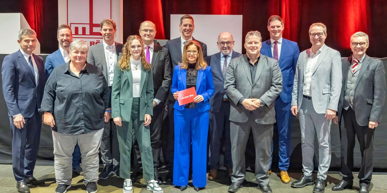Max Bögl Betriebsversammlung 2025 – Personen von links: Max Bögl, Gesellschafter / René Borbonus, Trainer und Buchautor für berufliche Kommunikation und Rhetorik / Heike Stoffels, stellvertretende Regionalleiterin der Industriegewerkschaft Bauen-Agrar-Umwelt in Bayern / Michael Bögl, Vorstand / Amelie Brandl, Vorsitzende der Jugend- und Auszubildendenvertretung / Albert Füracker, Bayerns Staatsminister für Finanzen und Heimat / Karin Hammerl-Ranftl, Gesamtbetriebsratsvorsitzende / Stefan Bögl, Vorstandsvorsitzender / Willibald Gailler, Landrat Landkreis Neumarkt i.d.OPf. / Carsten Träger, SPD Bundestagsabgeordneter / Johann Bögl, Gesellschafter / Markus Ochsenkühn, Oberbürgermeister der Stadt Neumarkt i.d.OPf. / Werner Brandenburger, Bürgermeister Gemeinde Sengenthal.