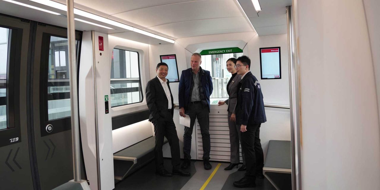 Die Deutsche Handelskammer in China Die Deutsche Handelskammer in China (GCC) ist Teil der AHK Greater China und eine offizielle Mitgliederorganisation, die deutsche Unternehmen vertritt, die in China Geschäfte tätigen. Die GCC betreut 2.100 aktive Mitglieder und hat 10 Büros auf dem chinesischen Festland mit ihren 3 lokalen Niederlassungen in Peking, Shanghai und Guangzhou. Sie vertritt die Interessen ihrer Mitglieder gegenüber Stakeholdern, einschließlich Regierungs- und Behördenstellen, und bietet eine leistungsstarke Plattform für Networking, Austausch, Markenförderung und Zusammenarbeit für die deutsch-chinesische Geschäftsgemeinschaft.    Das Transport System Bögl in China In Chengdu betreibt Max Bögl seit 2020 zusammen mit dem chinesischen Partner eine 3,5 Kilometer lange Magnetbahnstrecke des TSB. Dort konnte im April 2024 mit 181 km/h ein neuer Geschwindigkeitshöchstwert im Bereich der Medium-Low-Speed-Systeme aufgestellt werden. Wie in Sengenthal, werden regelmäßig Demonstrationsfahrten mit interessierten Regionen und Städten durchgeführt.   