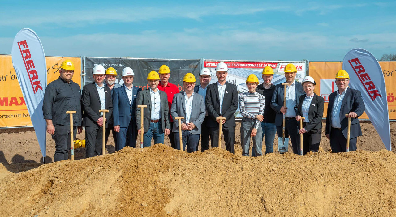 Die Projektpartner beim Spatenstich anlässlich des Hallenneubaus der Frerk Aggregatebau GmbH in Schweringen. Die Teams von Firmengruppe Max Bögl, AJS architekturbüro jürgen schlake und Frerk. 