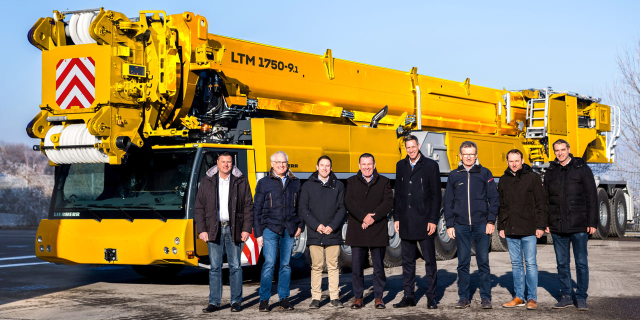 Erfolgreiche Vertragsunterzeichnung zwischen der Nordex Group und Max Bögl – gemeinsam stark für die Energiewende in Deutschland (v.l. Stefan Braun, kfm. Leiter Max Bögl Wind AG, Dr. Ilya Hartmann, CFO Nordex SE, Michael Bögl, Vorstand Max Bögl Gruppe, Wim Geldhof, Chief Procurement Officer Nordex SE, José Luis Blanco Diéguez, CEO Nordex SE, Stefan Bögl, Vorstandsvorsitzender Max Bögl Gruppe, Josef Knitl, Vorstand Max Bögl Wind AG)