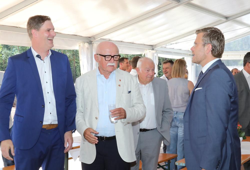 Bild von links: Johann Bögl, Gesellschafter Firmengruppe Max Bögl / Gerd Schmelzer, Geschäftsführer Lebkuchen-Schmidt / Günther Beckstein, ehemaliger Bayerischer Ministerpräsident / Marcus König, Oberbürgermeister der Stadt Nürnberg