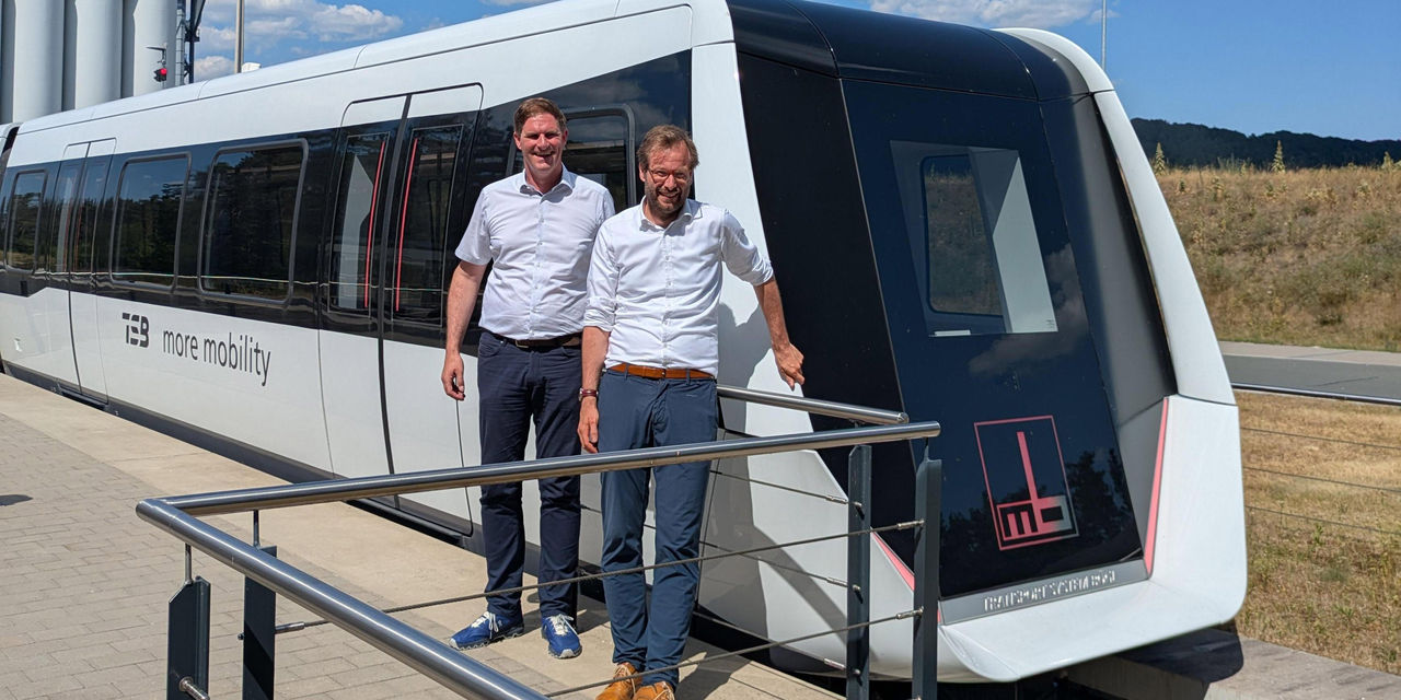 Die Firmengruppe Max Bögl ist mit einer Vielzahl an Produkten für den schnellen Infrastrukturbau ein wichtiger Partner zum Gelingen der Mobilitätswende. Über diese und weitere Zukunftsthemen – wie die Entwicklung CO2-reduzierter Betone – informierten sich am vergangenen Dienstag in Sengenthal Dr. Anjes Tjarks (Senator) und weitere Vertreter der von ihm geleiteten Behörde für Verkehr und Mobilitätswende Hamburg. Begrüßt und durch das Werk geführt wurde die Gruppe von Johann Bögl, Gesellschafter und Vorsitzendem des Aufsichtsrats.