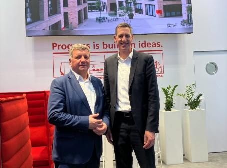 Der bayerische Staatsminister Christian Bernreiter, Staatsministerium für Wohnen, Bau und Verkehr, besuchte während seines Messerundgangs den Stand von Max Bögl. Unser Vorstandsvorsitzender Stefan Bögl begrüßte ihn herzlich und nutzte die Gelegenheit, unsere innovativen Lösungen vorzustellen.