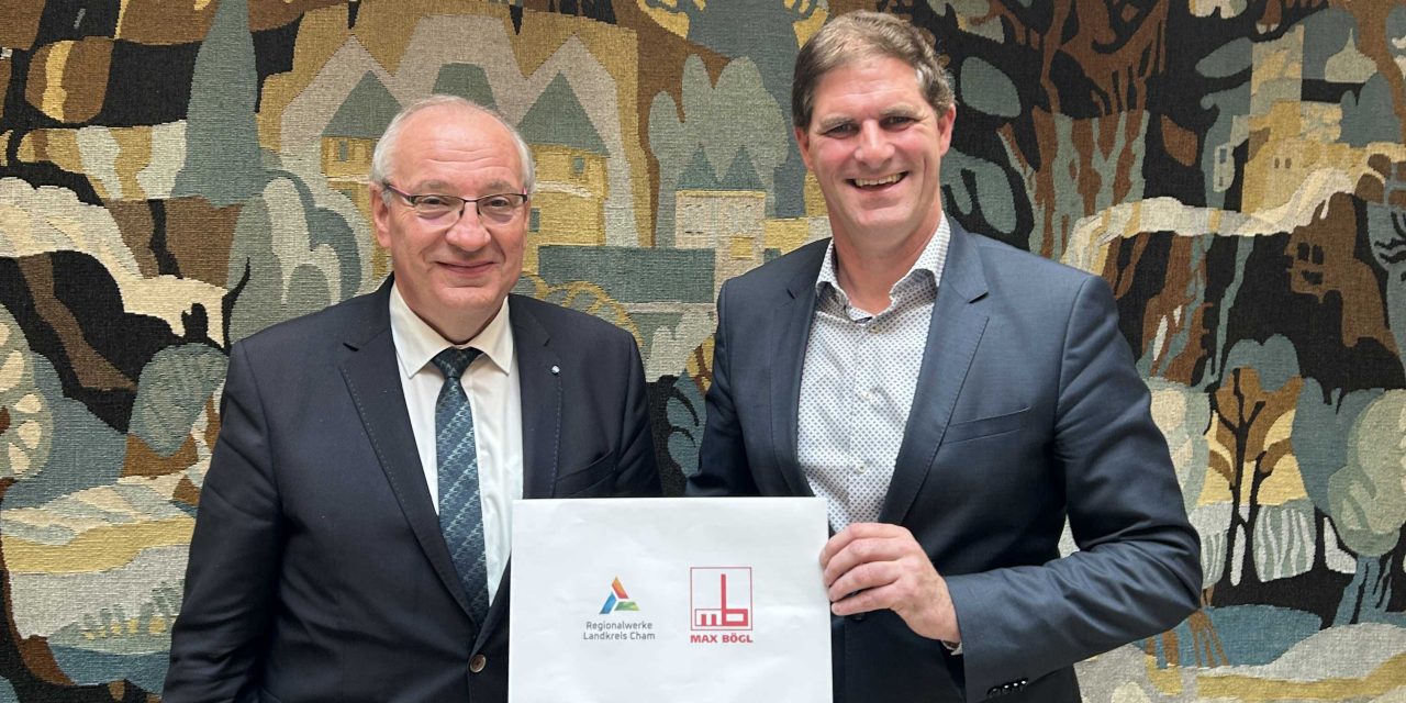 Landrat Franz Löffler übergibt Johann Bögl die vertraglichen Unterlagen für die gemeinsame Windkraftpartnerschaft.  (Quelle: Pressestelle LRA Cham)