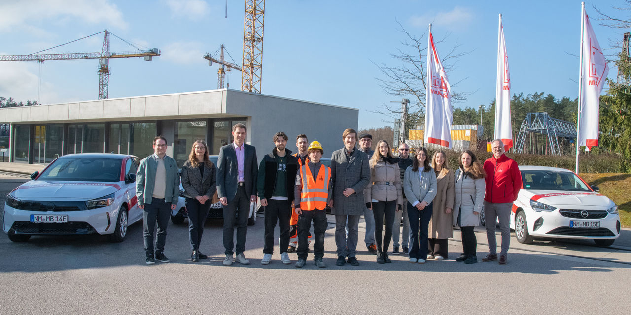 Zu Beginn des neuen Ausbildungshalbjahres durften sich gleich 4 Auszubildende über ein Azubi-Fahrzeug freuen. Die glücklichen Auszubildenden sind dieses Halbjahr Anna-Maria Dinauer (Baustoffprüferin), Antoine Kalanda (Baugeräteführer), Björn Burkhardt (Berufskraftfahrer) und Johanna Kast (Industriekauffrau). Sie wurden aufgrund ihrer hervorragenden Leistungen während ihrer Ausbildung ausgezeichnet und dürfen die Azubifahrzeuge nun ein halbes Jahr ohne Kilometerbegrenzung und ohne Kosten für Treibstoff oder Versicherung nutzen.