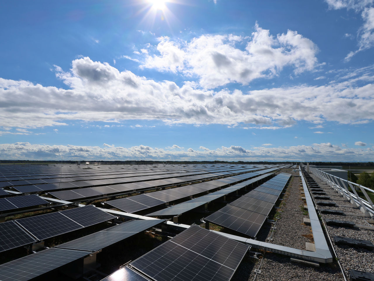 PV auf dem Dach des Parkhauses