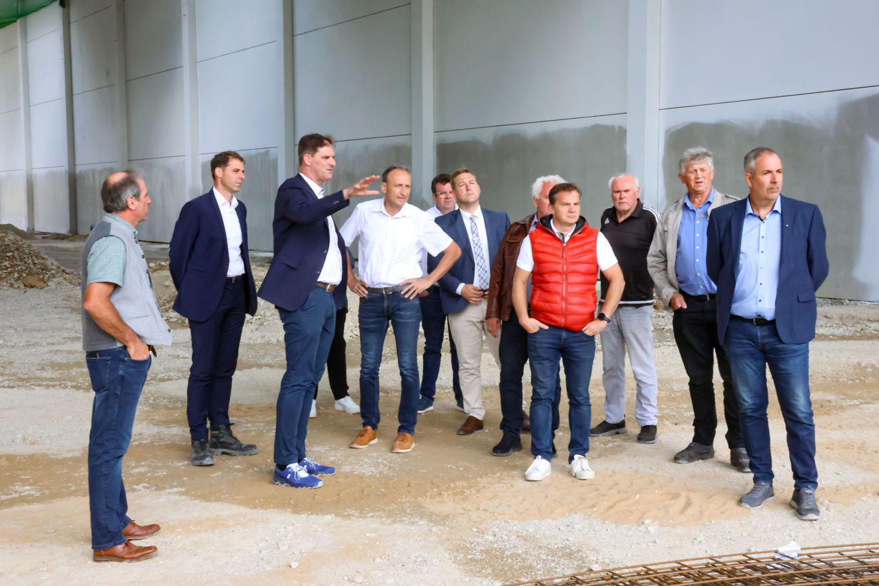 Rundgang über die Baustelle, Johann Bögl erklärt Details.