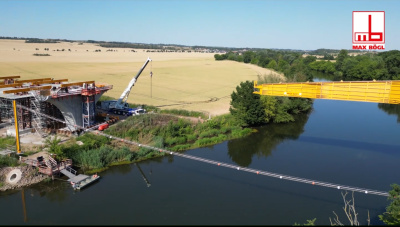 Unter Federführung der Max Bögl Schwerlastexperten konnte bereits Ende Juni 2025 unser Baustellen-Team den ersten Verschub der Strombrücke über die Saale nach rund acht Stunden erfolgreich und unfallfrei abschließen.