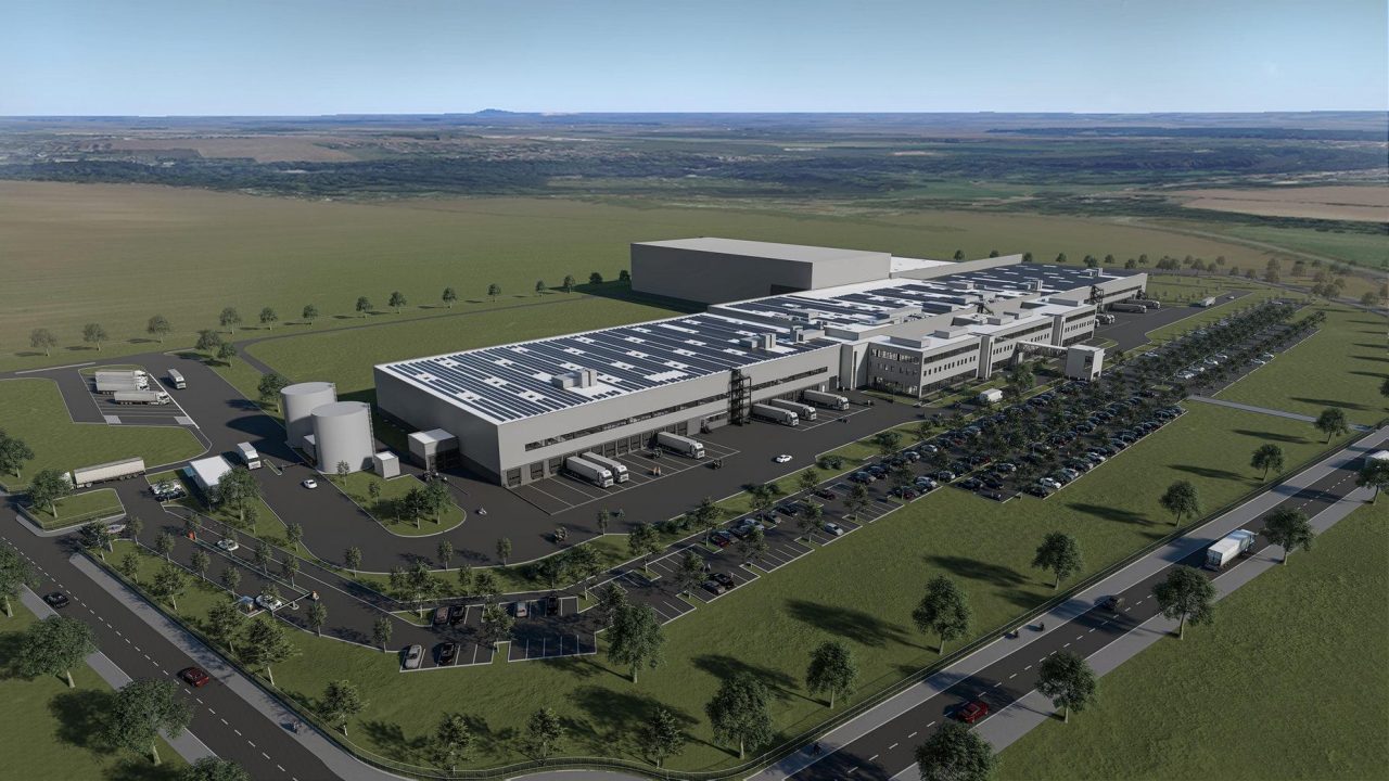 Auf einer Grundstücksfläche von ca. 190.000 m² entsteht ein Hochleistungsdistributions-zentrum mit mehreren Logistikhallenabschnitten und vorgelagerten Sozial- und Verwaltungs- gebäuden sowie entsprechenden Straßen- und Wegeflächen und grundstückseigene Parkplätze für PKW (min. 400) und LKW (min. 22). Die Gebäudehöhe beträgt je Halle zwischen ca. 14 und 35 Meter (Außenhöhe). Insgesamt werden in einem ersten Bauabschnitt Logistikflächen von 56.000 m², Büroflächen von 4.600 m² sowie ein Produktveredlungscenter (PMC) mit einer Fläche von ca. 1.100 m² geschaffen.