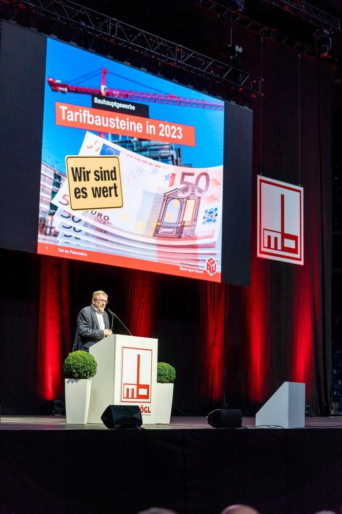 Karl Bauer, Regionalleiter Bayern der Industriegewerkschaft Bauen, Agar, Umwelt, skizzierte kurz das Tarifjahr 2023 und betonte, dass man vieles gemeinsam angehen müsse.