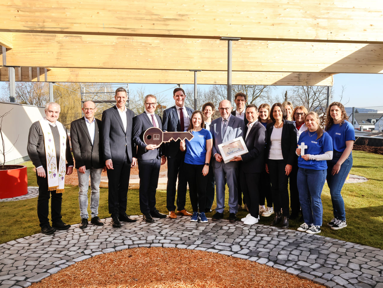 Zu Beginn des neuen Ausbildungshalbjahres durften sich gleich 4 Auszubildende über ein Azubi-Fahrzeug freuen. Die glücklichen Auszubildenden sind dieses Halbjahr Anna-Maria Dinauer (Baustoffprüferin), Antoine Kalanda (Baugeräteführer), Björn Burkhardt (Berufskraftfahrer) und Johanna Kast (Industriekauffrau). Sie wurden aufgrund ihrer hervorragenden Leistungen während ihrer Ausbildung ausgezeichnet und dürfen die Azubifahrzeuge nun ein halbes Jahr ohne Kilometerbegrenzung und ohne Kosten für Treibstoff oder Versicherung nutzen.