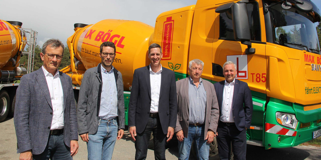 Bild von links: Richard Honig, Leiter Max Bögl Transport & Geräte / Philipp Hortolani, Max Bögl Roh- & Baustoffe – Leiter Mischanlagen / Stefan Bögl, Vorstandsvorsitzender / Erhard Wolfrum, Max Bögl Transport & Geräte – Leiter Logistik / Markus Richthammer, Vorstand.