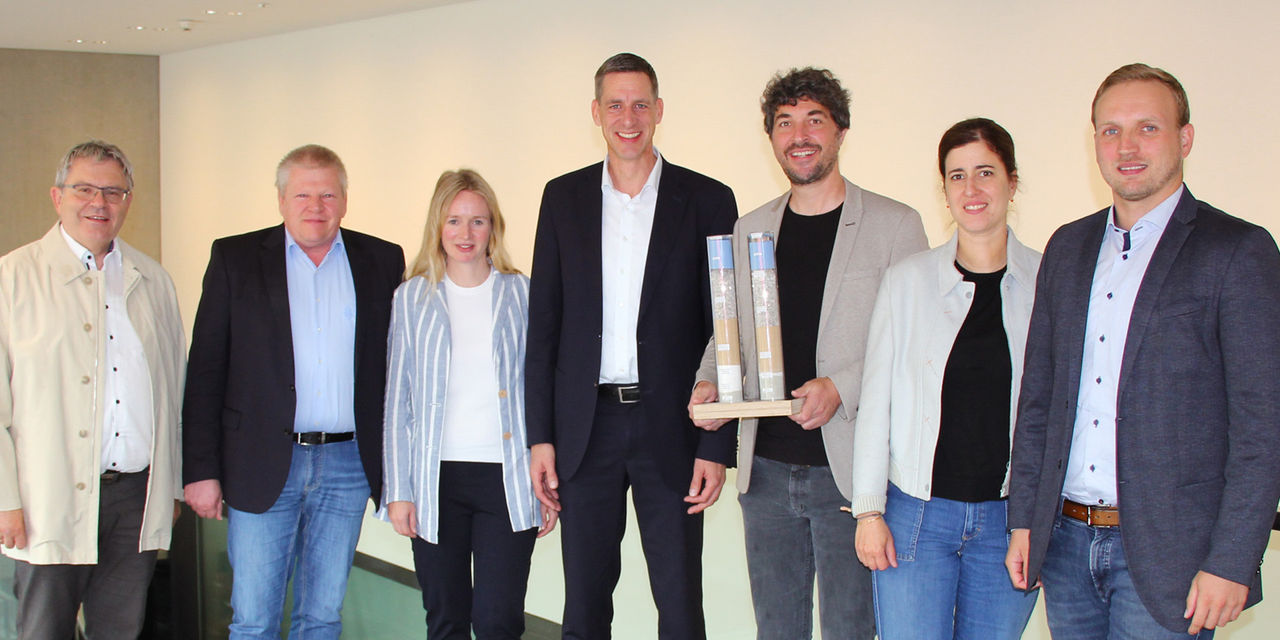 Bild von links nach rechts: Johann Braun, Vorstand Hochbau Firmengruppe Max Bögl; Wilhelm Schoppmeier, Projektmanager Getränke Projekte UG; Katrin Trattner, Kommunikation & Nachhaltigkeit Riedenburger Brauhaus; Stefan Bögl, Vorstandsvorsitzender Firmengruppe Max Bögl; Maximilian Krieger, Geschäftsführer Riedenburger Brauhaus; Katrin Krieger, Marketing & Events Riedenburger Brauhaus; Timo Schmidt-Heck, Nachhaltigkeit Hochbau Firmengruppe Max Bögl.