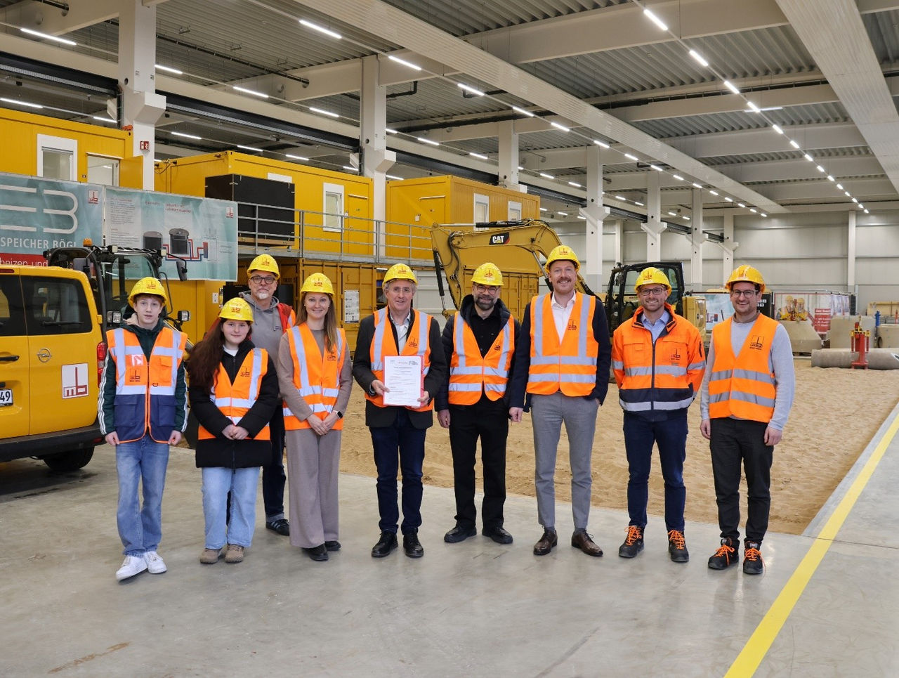 Erfolgreiche Vertragsunterzeichnung zwischen der Nordex Group und Max Bögl – gemeinsam stark für die Energiewende in Deutschland (v.l. Stefan Braun, kfm. Leiter Max Bögl Wind AG, Dr. Ilya Hartmann, CFO Nordex SE, Michael Bögl, Vorstand Max Bögl Gruppe, Wim Geldhof, Chief Procurement Officer Nordex SE, José Luis Blanco Diéguez, CEO Nordex SE, Stefan Bögl, Vorstandsvorsitzender Max Bögl Gruppe, Josef Knitl, Vorstand Max Bögl Wind AG)