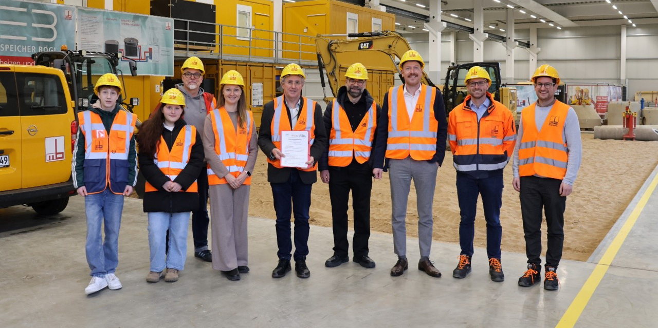 Erfolgreiche Vertragsunterzeichnung zwischen der Nordex Group und Max Bögl – gemeinsam stark für die Energiewende in Deutschland (v.l. Stefan Braun, kfm. Leiter Max Bögl Wind AG, Dr. Ilya Hartmann, CFO Nordex SE, Michael Bögl, Vorstand Max Bögl Gruppe, Wim Geldhof, Chief Procurement Officer Nordex SE, José Luis Blanco Diéguez, CEO Nordex SE, Stefan Bögl, Vorstandsvorsitzender Max Bögl Gruppe, Josef Knitl, Vorstand Max Bögl Wind AG)