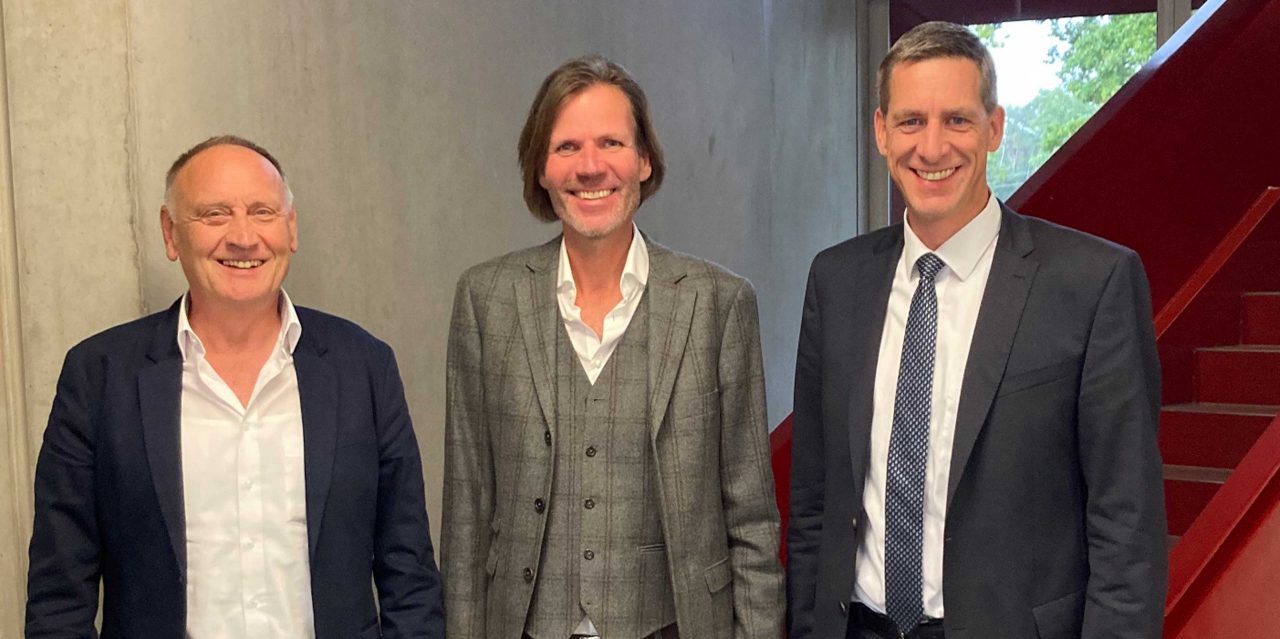 Rahmenvereinbarung zur Produktion von Betonsegmenten im Werk Emden abgeschlossen. V.l.n.r.: Josef Knitl, Vorstand Firmengruppe Max Bögl / Knut Bettels, Geschäftsführer Bettels Betonfertigteile / Stefan Bögl, Vorstandsvorsitzender Firmengruppe Max Bögl