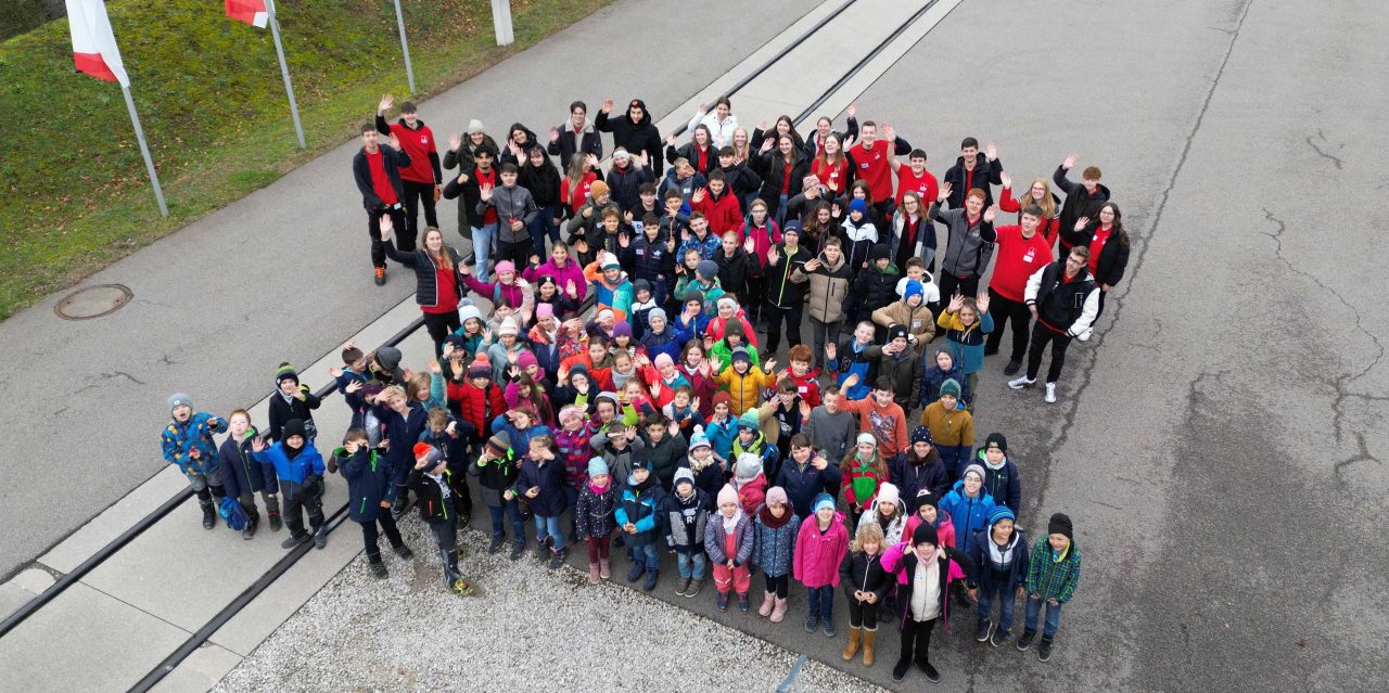Die Kinder auf dem Firmengelände der Firmengruppe Max Bögl am Standort in Sengenthal.
