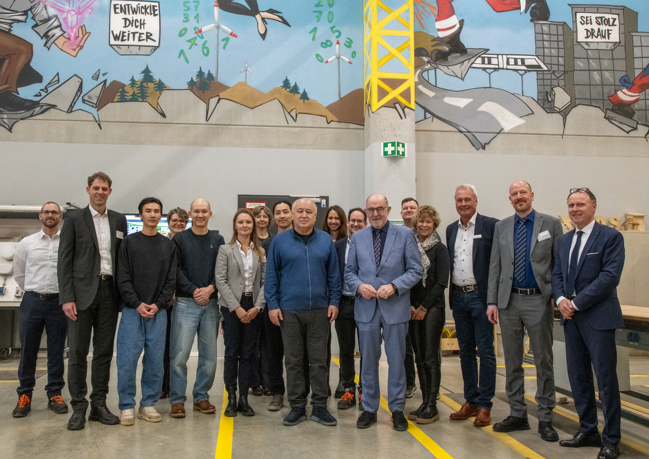 Erfolgreiche Vertragsunterzeichnung zwischen der Nordex Group und Max Bögl – gemeinsam stark für die Energiewende in Deutschland (v.l. Stefan Braun, kfm. Leiter Max Bögl Wind AG, Dr. Ilya Hartmann, CFO Nordex SE, Michael Bögl, Vorstand Max Bögl Gruppe, Wim Geldhof, Chief Procurement Officer Nordex SE, José Luis Blanco Diéguez, CEO Nordex SE, Stefan Bögl, Vorstandsvorsitzender Max Bögl Gruppe, Josef Knitl, Vorstand Max Bögl Wind AG)