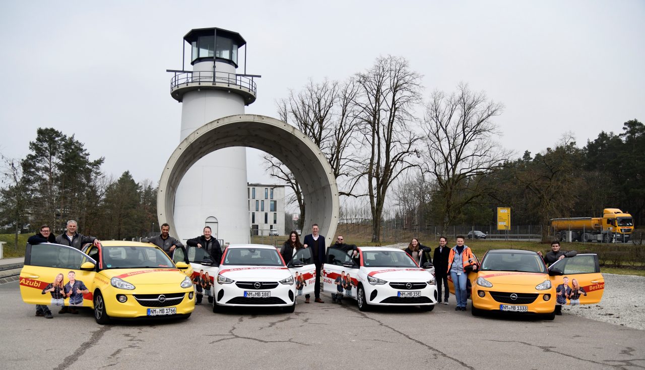 Zu Beginn des neuen Ausbildungshalbjahres durften sich gleich 4 Auszubildende über ein Azubi-Fahrzeug freuen. Die glücklichen Auszubildenden sind dieses Halbjahr Anna-Maria Dinauer (Baustoffprüferin), Antoine Kalanda (Baugeräteführer), Björn Burkhardt (Berufskraftfahrer) und Johanna Kast (Industriekauffrau). Sie wurden aufgrund ihrer hervorragenden Leistungen während ihrer Ausbildung ausgezeichnet und dürfen die Azubifahrzeuge nun ein halbes Jahr ohne Kilometerbegrenzung und ohne Kosten für Treibstoff oder Versicherung nutzen.