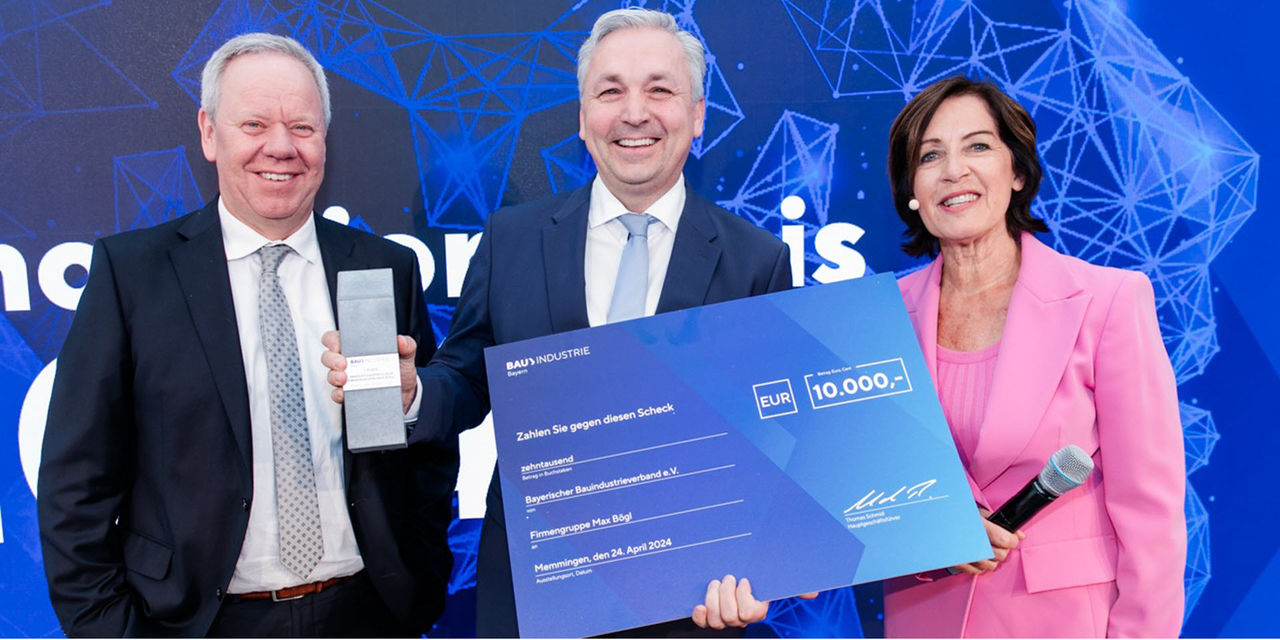 Bei der Preisvergabe von links: Präsident Bayerischer Bauindustrieverband: Josef Geiger / Vorstand Firmengruppe Max Bögl: Markus Richthammer / Moderatorin: Ursula Heller  Bildnachweis: Bayerischer Bauindustrieverband