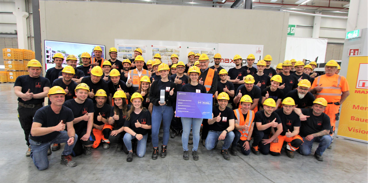 Team maxmodul in der Baufabrik in Bachhausen freut sich über die Auszeichnung.  Bildnachweis: Firmengruppe Max Bögl / Jürgen Kotzbauer